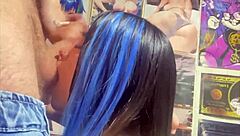 chica universitaria colombiana chupando verga enorme con pasión, recibiendo facial y lamiendo bolas