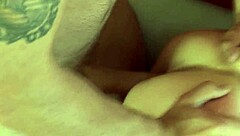 瘦黑发妹狗爬式猛插光溜骚逼颜射高潮