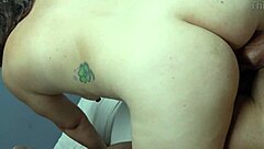 Сочная колумбийская мачеха с большими натуральными сиськами жёстко выебана пасынком в постели до оргазма