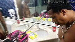 Oh evet banyoda büyük siyah yarrakı derine em inlemeli amateur ırklararası sikiş!