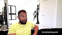 Mamada babosa profunda lleva a chorros intensos mientras la martillean con verga enorme