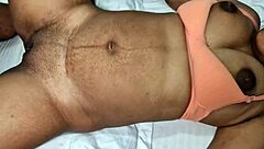 Indiase rijke bhabhi verleid tot lund zuigen voor intense missionary en cowgirl neuken met cumshot