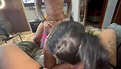 Corro en coño de amiga de mi esposa y ella lame toda la corrida del coño mojado