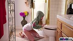 הילדה המפונקת אומרת לחמותה החדשה עם הציצים הגדולים שהיא רוצה לנשק ולמצוץ בזמן סקס פייס סיטינג!