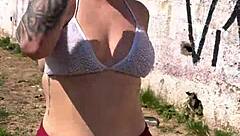 perguntei pra prostituta na rodovia quantos q era o a foda ela não cobro nada e me levou pro meio do mato pra foder ali mesmo