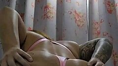 Mostrando coño y polla en paja solo con exhibicionismo.