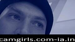 エロ熟人妻が奥まで突かれておまんこ潮吹き！ガチピストン😏