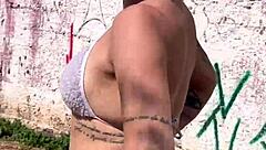 perguntei pra prostituta na rodovia quantos q era o a foda ela não cobro nada e me levou pro meio do mato pra foder ali mesmo