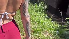 perguntei pra prostituta na rodovia quantos q era o a foda ela não cobro nada e me levou pro meio do mato pra foder ali mesmo