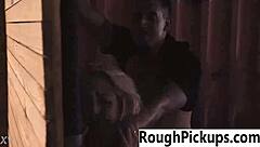 Sexikäs lutka poimitaan ulkoa julkiselle ryhmäpanolle.