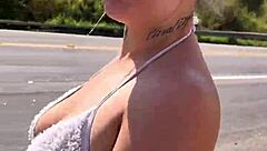 perguntei pra prostituta na rodovia quantos q era o a foda ela não cobro nada e me levou pro meio do mato pra foder ali mesmo