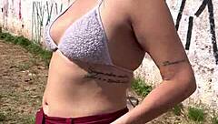 perguntei pra prostituta na rodovia quantos q era o a foda ela não cobro nada e me levou pro meio do mato pra foder ali mesmo