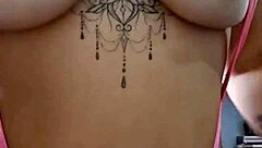 Mostrando coño y polla en paja solo con exhibicionismo.