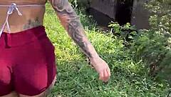 perguntei pra prostituta na rodovia quantos q era o a foda ela não cobro nada e me levou pro meio do mato pra foder ali mesmo