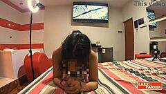 ペルラがオーディション中にドッグスタイルでマンスキを舐められて、スパンキングで激しく喘ぐ！