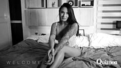 見て、このセクシーなラティーナが蒸し暑いセッションで汚れて遊び心満載