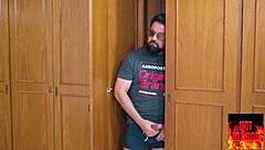 이 곡선미 레드헤드가 참지 못하고, 남자가 그녀의 타이트 젖은 보지를 팬티스타킹 입고 박아