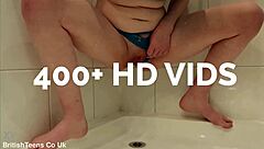 ブロンドのイギリス人18歳学生がランジェリー姿でファッキンマシンに微妙にいじめられる