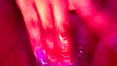 エボニーの美女が激しいソロの快楽を匂わせて絶頂へ