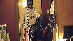 Vriendin pegt geblinddoekte vriendjes sissy kont op cam tot hij klaarkomt