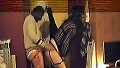 Vriendin pegt geblinddoekte vriendjes sissy kont op cam tot hij klaarkomt