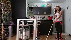 La pequeña Laura limpia el depa y luego mama la polla hasta facial 😜