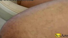 Esse cara é tarado no pé dela e em foder ela de quatro?