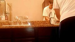 ただ家事でバスルームを片付けてるよ 😊