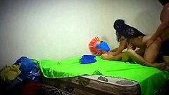 섹시 브루넷 새엄마가 두 의붓아들한테 야생 홈메이드 쓰리섬에서 큰 엉덩이 애널 크림파이로 박히다