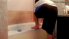 ただ家事でバスルームを片付けてるよ 😊