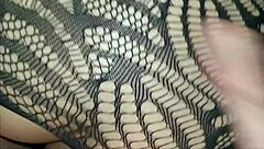 Пышная брюнетка доминирует страпоном над большим членом в анал пеггинге