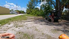 אני בלונדינית מילף עבה שמזדיינת עם עזרה בצד הדרך ב-POV דוגיסטייל בחוץ