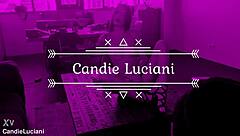 日当たりのいい屋外でチームがメルセデスを丁寧に洗車