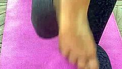 朝ワークアウト中に濡れマンコチラ見せチェックしてよ