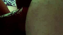 Milf latina curvilínea insinúa follada casera a cuatro patas, sus tetas enormes invitan encuentro maduro apasionado.