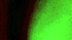 Milf latina curvilínea insinúa follada casera a cuatro patas, sus tetas enormes invitan encuentro maduro apasionado.