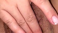 Why is this esposa fingering her pussy in masturbation?