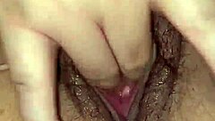 Why is this esposa fingering her pussy in masturbation?