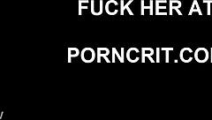 Ei, minha esposa mostra a bundinha fofa na floresta enquanto passeamos