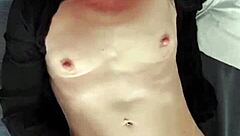 Esposa belga cachonda no aguanta hasta que llegue su marido 😊