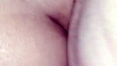 el vecino me sorprende en el baño y lo invito a acompañarme, pero termino con mi gran culo colombiano temblando