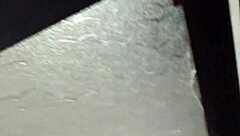 El vecino me sorprende en el baño y lo invito pero termino con mi gran culo colombiano temblando