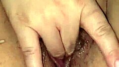 Why is this esposa fingering her pussy in masturbation?