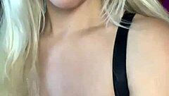 Ey mira a Blondie Fesser en show en vivo sacudiendo culo grande y charlando sucia respondiendo preguntas