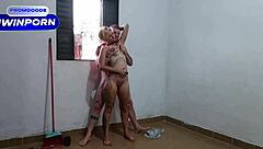 야, 청소 세션이 몬스터 자지로 야생 베어백 섹스로 변했어!