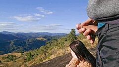 guia turístico mostra pau para turista na montanha, criando uma narrativa sutil de aventura.