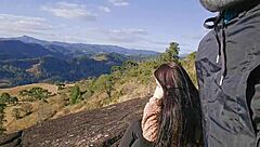 guia turístico mostra pau para turista na montanha, criando uma narrativa sutil de aventura.