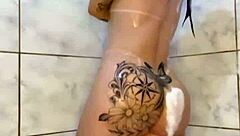 ブラジルパンク人妻のダンス見てシャワーでタイトアナル弄り