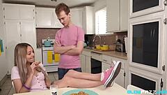 Adamım, ben sadece... Lily Larimar kurabiyeleri için o kremayı gerçekten istiyor, anladın mı? Umutsuzca...