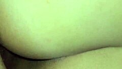 Pantat besar Latina pekerja dikongkek tanpa kondom dalam doggystyle. Dia pancut dari batang besar dalam urut matang.